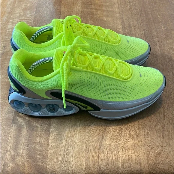 Nike Air Max DN in Volt and Black - Picture 3 of 7